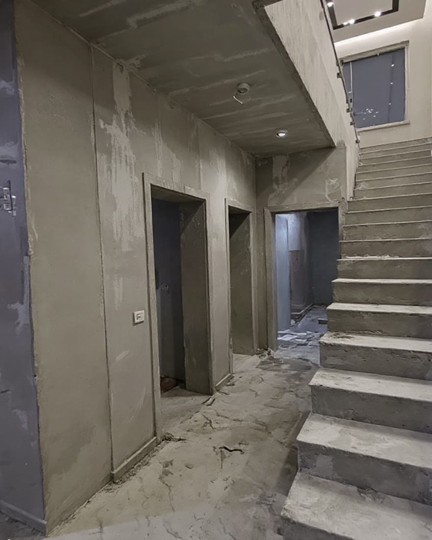 Escada em mármore e microcimento, antes da intervenção