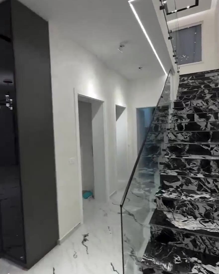Escada em mármore e microcimento, depois da intervenção