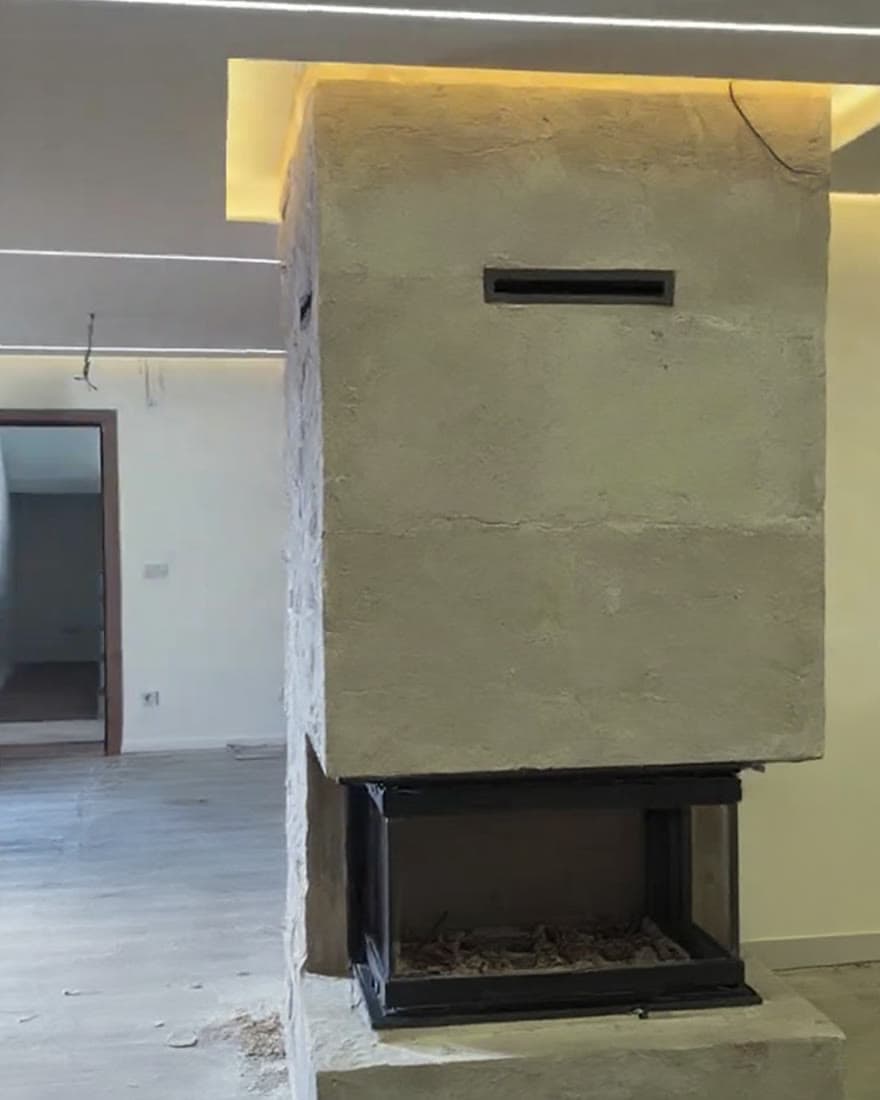 Sala com lareira em efeito pedra, antes da intervenção